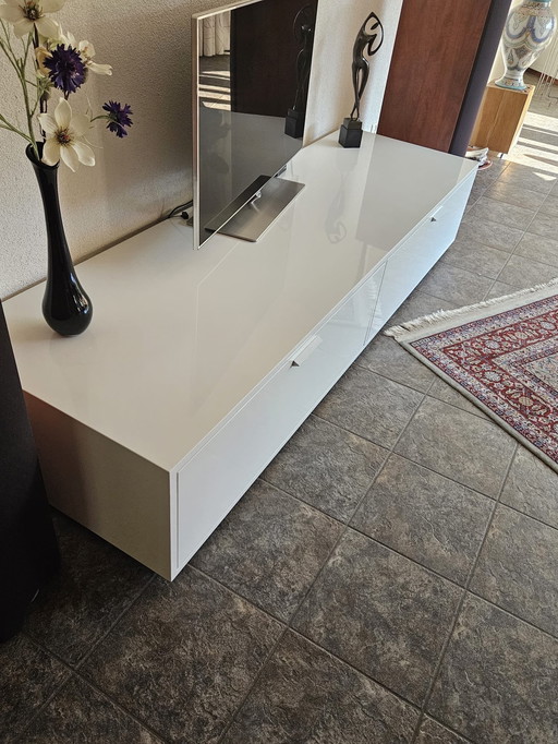 Weißes, elegantes TV-/Audio-Sideboard