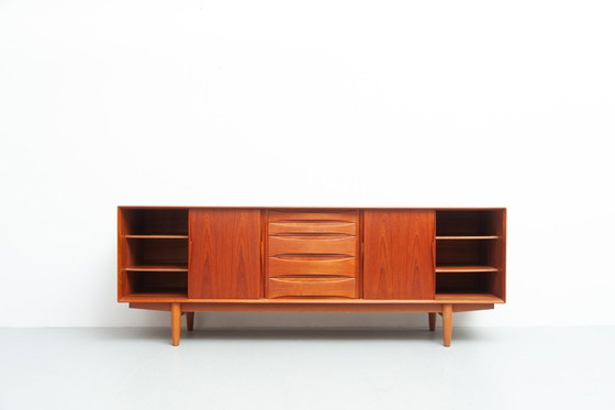 Image 1 of Groot teakhouten dressoir uit Dyrlund, jaren 60