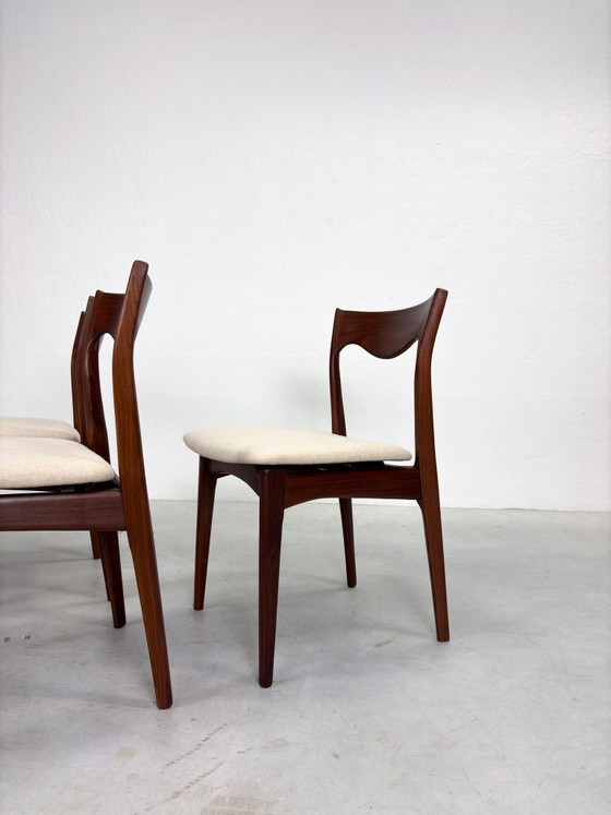 Set Vintage Dining chairs by AwA – Wood (photo 4 of 19)
