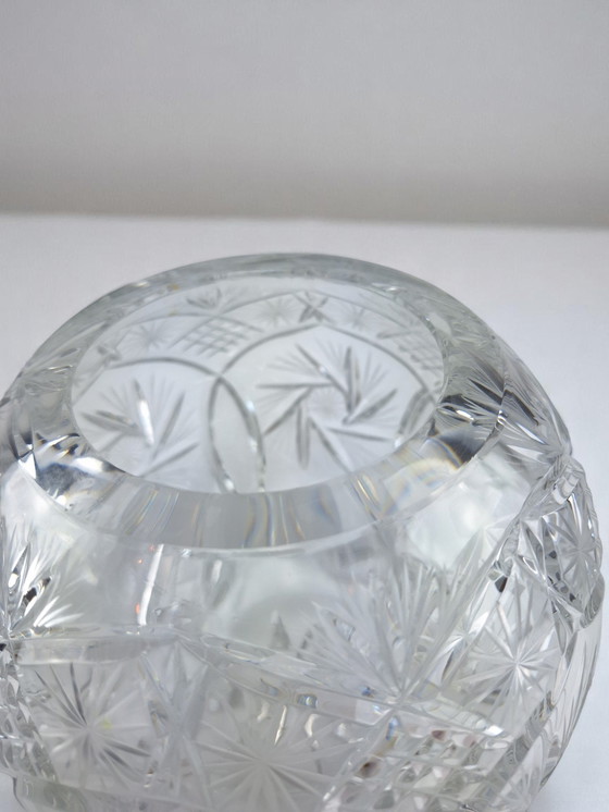 Image 1 of Vase boule en cristal au plomb, coupe "Schleuderstern", taillé à la main