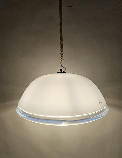 Lampada a sospensione italiana in vetro satinato con bordo trasparente