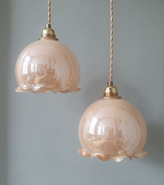Image 1 of Ensemble vintage de lampes suspendues en opaline en forme de gobelet avec un éclat nacré.