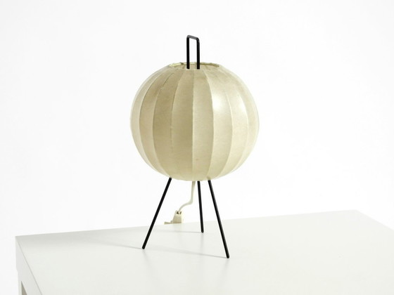 Image 1 of Rarissima e bellissima lampada da tavolo a bozzolo con treppiede in stile Mid-Century Modern.
