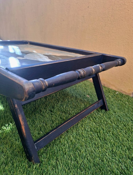 Image 1 of Vassoio vintage in legno con gambe pieghevoli e finitura originale dipinta a mano - Arredamento country/rustico
