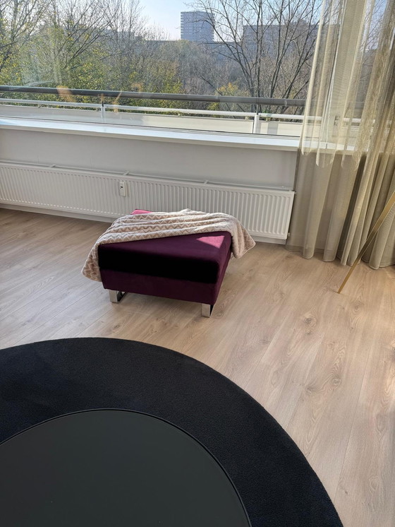 Image 1 of Lussuoso divano letto con pouf in tessuto di velluto color melanzana