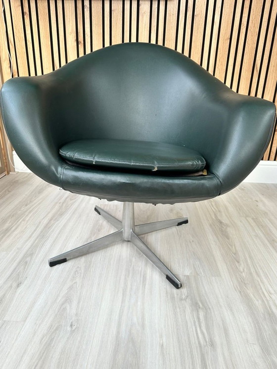 Image 1 of Fauteuil pivotant en vinyle vert foncé style Mid-Century Modern