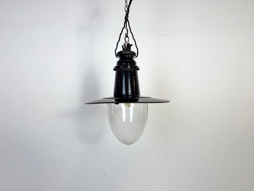 Lámpara colgante industrial alemana de esmalte negro con pantalla de cristal, década de 1930
