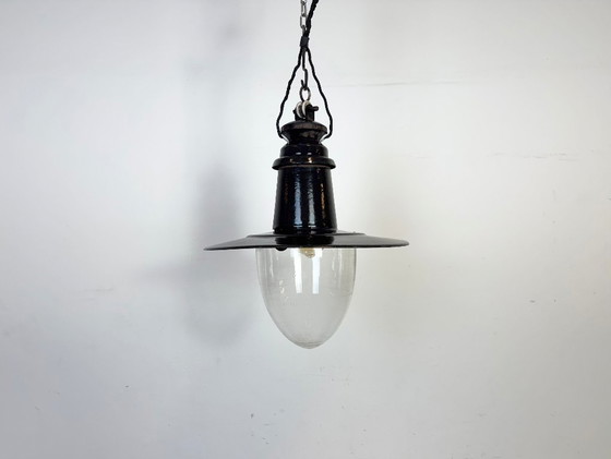Image 1 of Industriële Duitse zwarte emaille hanglamp met glazen kap, jaren 30
