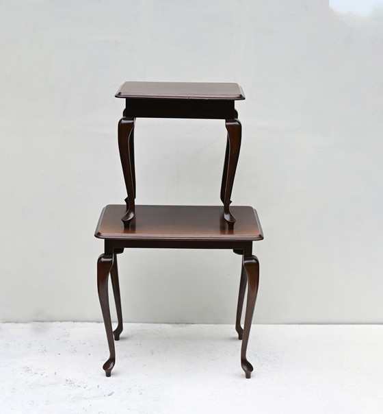 Image 1 of Antieke set van 2 bijzettafels, donkerhouten bijzettafels, klassieke Franse stijl, handgesneden Queen Anne-poten.