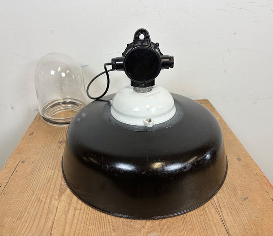Image 1 of Industrielle schwarze Emaillelampe mit Glasabdeckung, 1950er Jahre