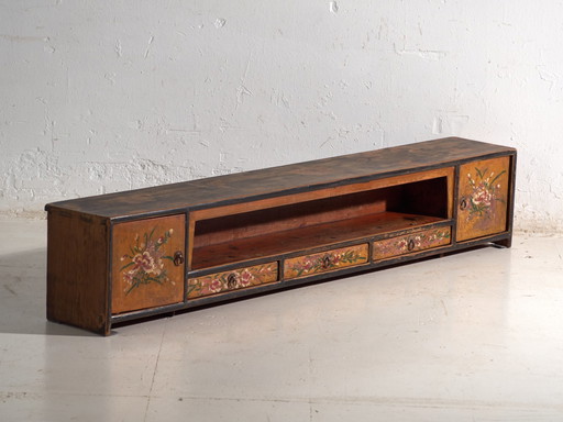 Antiker niedriger Schrank mit bemalten Blumen aus Kiefernholz – China, ca. 1900