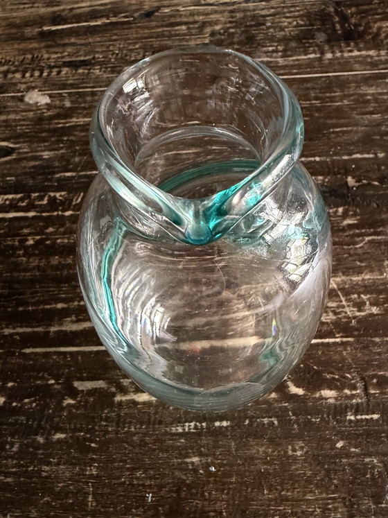 Image 1 of Glaskaraffe mit gedrehtem Muster und farbigem Stöpsel