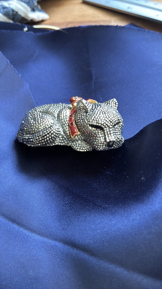 Image 1 of Broche représentant un petit chien avec un nœud rouge