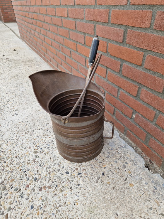 Image 1 of Antieke emmer met groot mes