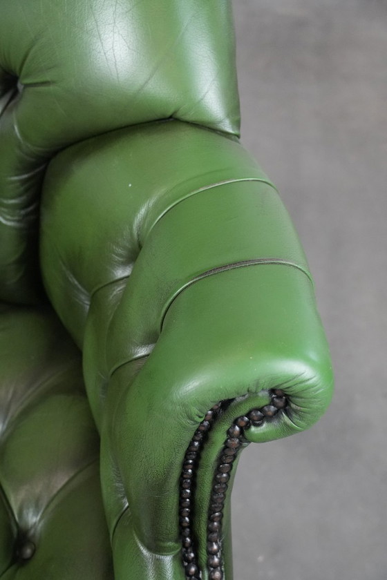 Image 1 of Grand fauteuil de bureau Chesterfield en cuir de vachette vert de style anglais, sur roulettes et à dossier haut.
