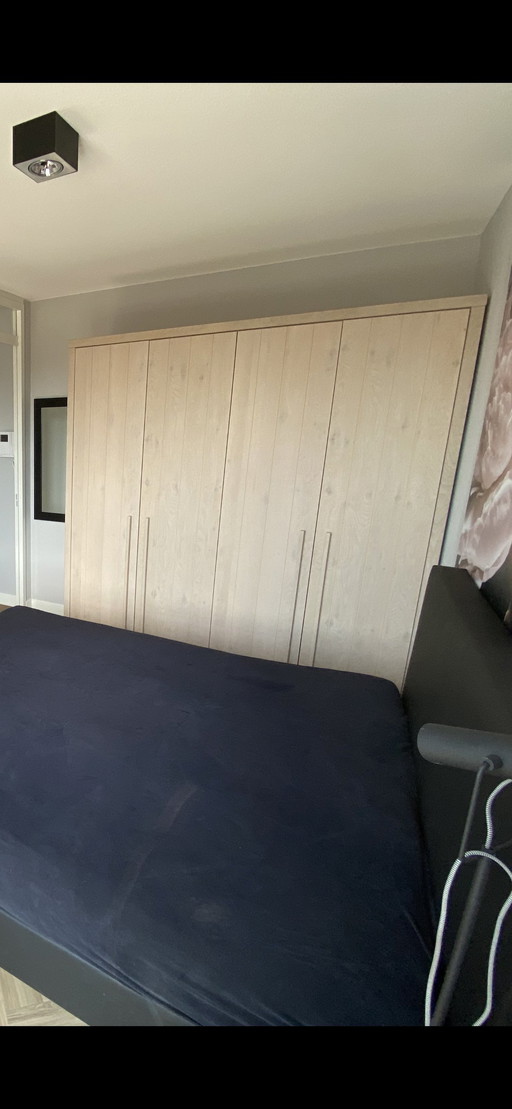 Kledingkast Sluga Van Karel Mintjes 200x223cm