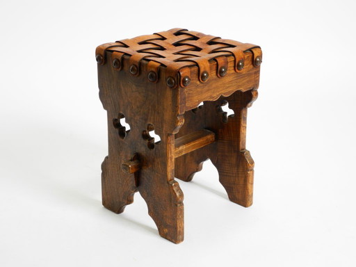 Bellissimo sgabello in rovere degli anni '40 con seduta realizzata con cinghie di cuoio