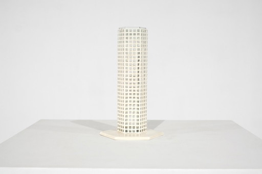 Vaas "Wolkenkrabber" van Josef Hoffmann voor Bieffeplast, Italië, jaren 80.