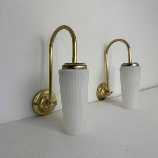 PAIRE D’APPLIQUES EN OPALINE ET LAITON VINTAGE