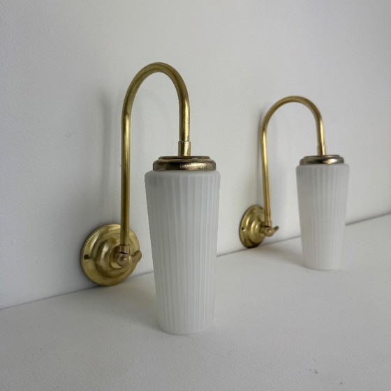 Image 1 of PAIRE D’APPLIQUES EN OPALINE ET LAITON VINTAGE