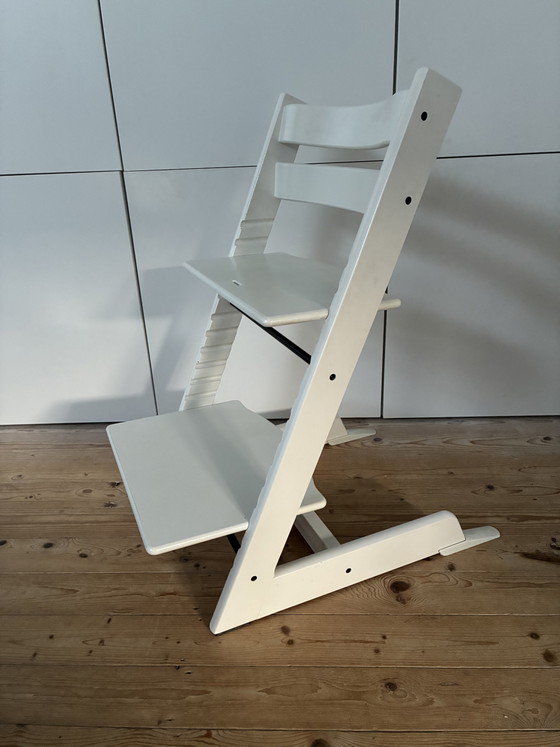 Image 1 of Stokke Tripp Trapp design houten kinderstoel meegroeistoel originele kleur wit 1e eigenaar met glijders