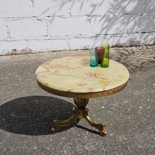 Französischer Vintage-Couchtisch aus Onyx, Marmor und Messing – Runder Marmor-Cocktailtisch im Stil Louis XV – 60er Jahre