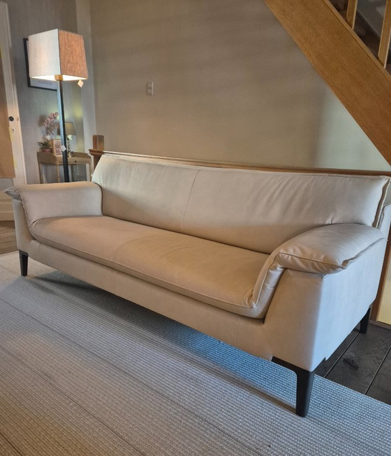 Image 1 of Durlet sofa model Manta , 220cm breed in leder velvet ivoor en onderstel in kleur eik rookgrijs.