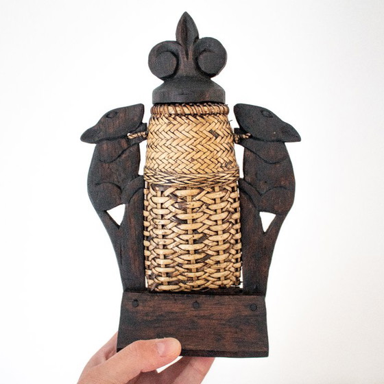 Vintage Zuid-Aziatische kleine rotan mand met houten knaagdierversieringen – Decoratieve objecten, Rattan (photo 8 of 8)