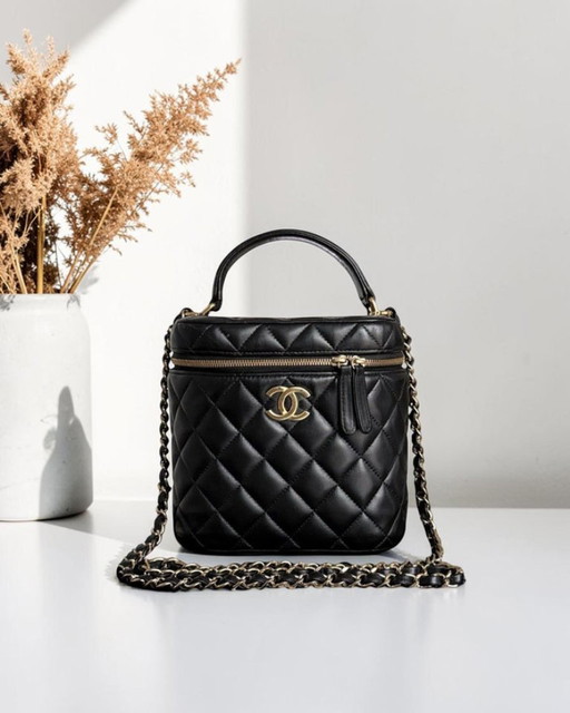 Borsa Chanel Trendy CC Vanity in pelle di agnello nera con finiture dorate e microchip.