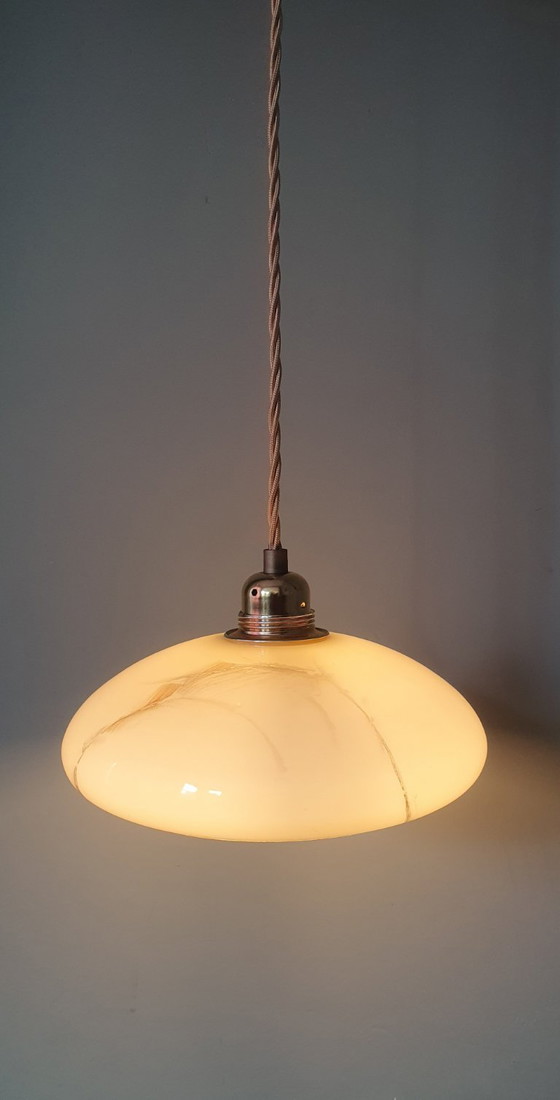 Image 1 of Lampada a sospensione vintage in vetro opalino effetto marmo, in stile Art Déco.