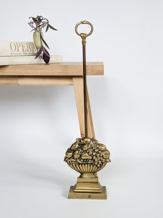 Image 1 of Vintage messing deurstopper met fruitmandgreep in Victoriaanse antieke stijl