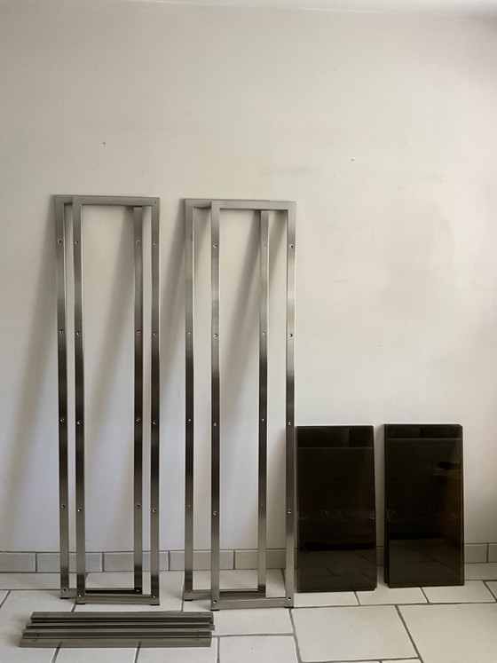 Image 1 of PAIRE D'ÉTAGÈRES FRANÇAISES EN MÉTAL ANODISÉ ET VERRE FUMÉ, ATTRIBUÉES À ARTELANO, ANNÉES 1970
