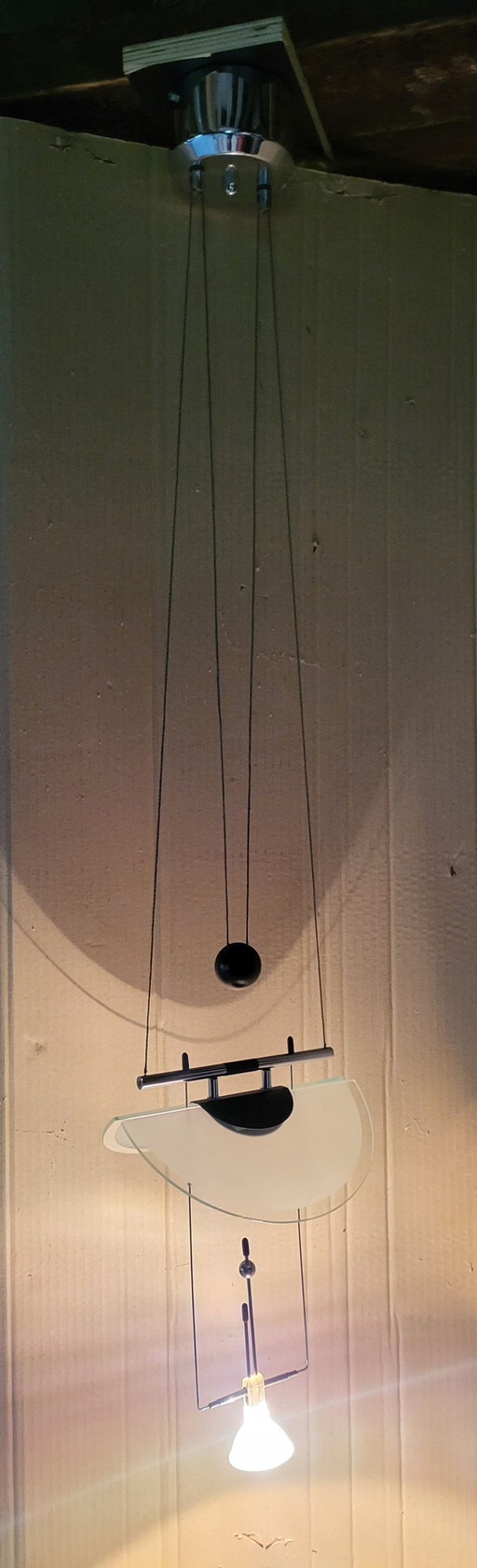 Lampada da soffitto minimalista in stile Artemide