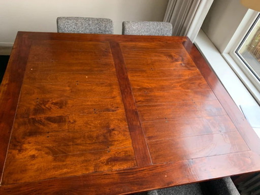 Mesa de comedor de teca maciza para 4-6 personas.