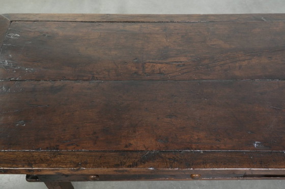 Image 1 of Magnifique table basse ancienne du XVIIIe siècle en châtaignier d'Europe du Sud, avec deux tiroirs et une serrure fonctionnelle 