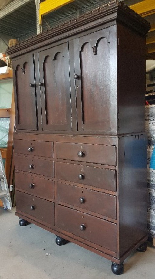 Bellissima credenza antica per il pane degli anni '20