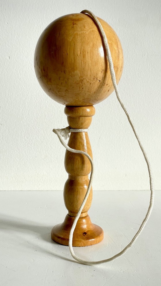 Image 1 of Gioco vintage con tazza e palla in legno massello