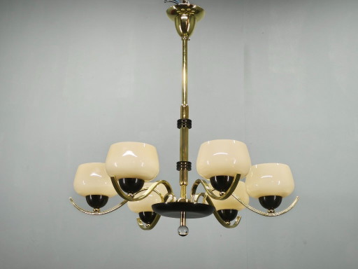 Lustre italien en laiton avec abat-jour en verre opalin, années 1950
