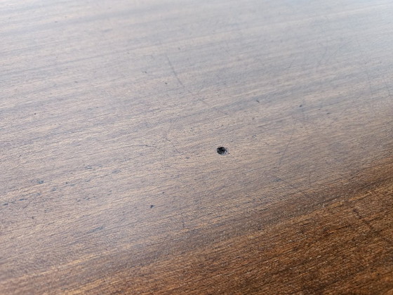 Image 1 of Commode des années 1950 recouverte de noyer avec poignées en laiton