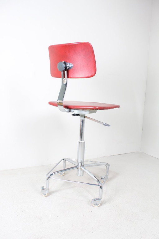 Rode industriële vintage bureaustoel