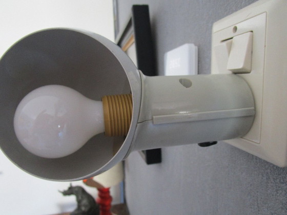 Image 1 of Lampada da tavolo retrò con attacco in metallo bianco/grigio, di grandi dimensioni.