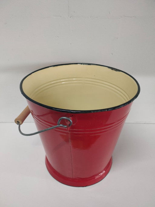 Seau émaillé rouge avec poignée en bois