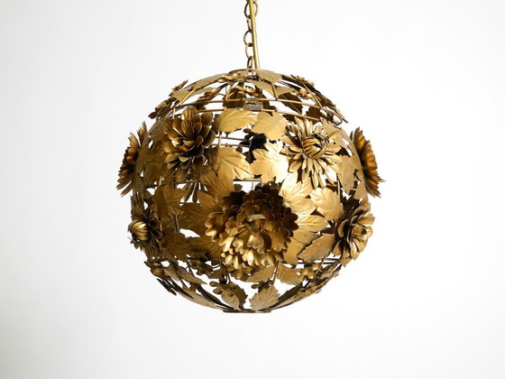 Preciosa y singular lámpara de techo esférica de metal con diseño floral, estilo Regencia de los años 70. (photo 4 of 20)