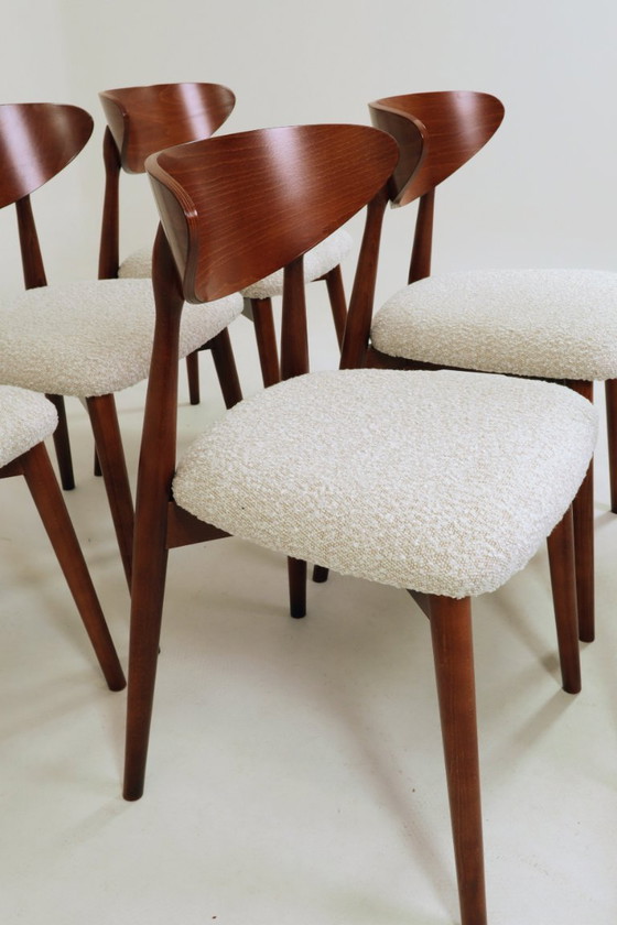 Image 1 of Set van 6 eetkamerstoelen, teakkleurig hout, bouclé bekleding, modern design