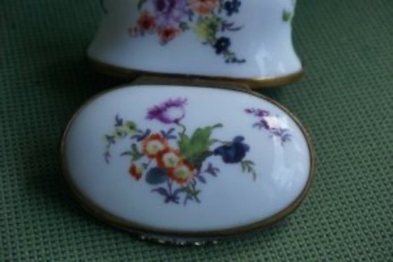 Image 1 of Tabacchiera in porcellana, XVIII secolo.