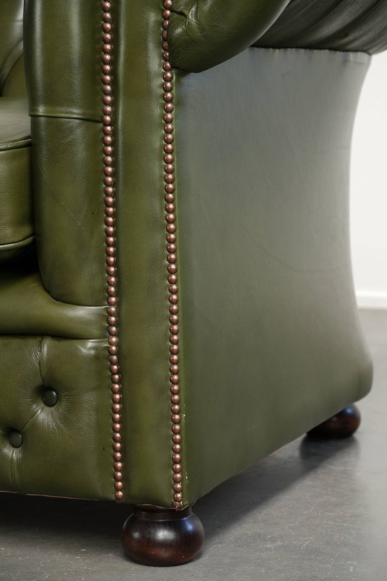Très beau canapé Chesterfield 2,5 places en cuir de vachette vert de style anglais avec un superbe look (photo 12 of 13)