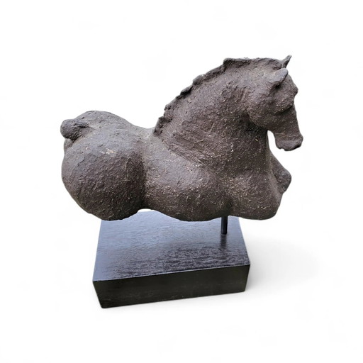 Keramische Beeldhouwkunst / Paardentorso op houten sokkel /