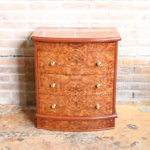 Cómoda antigua de madera con nudos y mesita de noche de latón