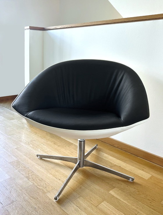 Image 1 of Fauteuil lounge Kastel Krokus, cuir noir et crème, piètement pivotant chromé