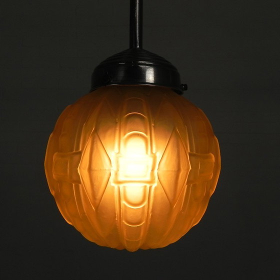 Image 1 of Lampada a sospensione Art Déco con sfera di vetro e raffinata decorazione geometrica, anni '30